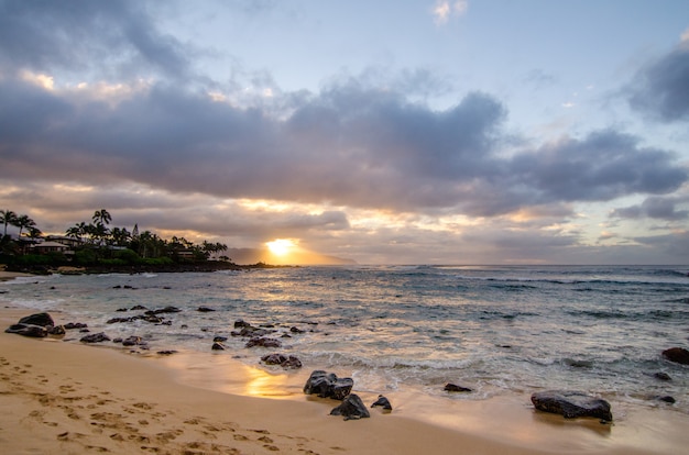 Olas rodando sobre pequeñas rocas de coral en Chun&#39;s Reef y Jocko&#39;s Cove en Oahu, Hawaii en