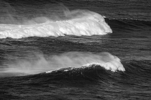 Foto las olas se rompen contra el mar