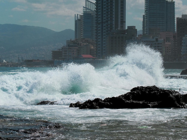 Foto las olas se rompen contra el mar