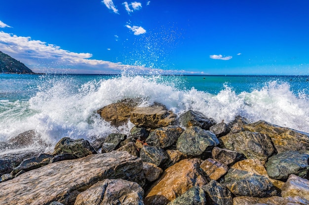 Las olas rompen la costa de la región de Levanto Italia Liguria