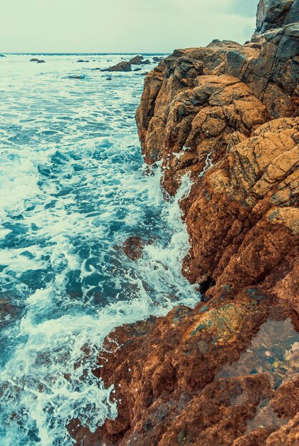 Foto las olas se rompen en la costa rocosa de las islas canarias turismo viajes vacaciones crucero marítimo