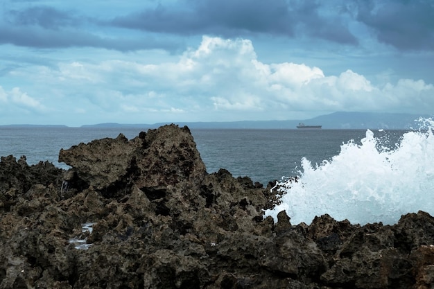 Las olas rompen en la costa rocosa
