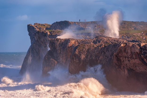 Olas rompiendo contra los acantilados de bufones de pria en llanes españa