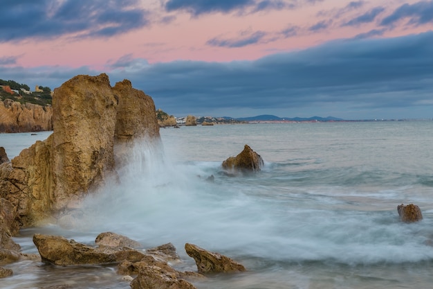 Olas rompiendo contra las rocas. Playa de Albufeira Riffes.