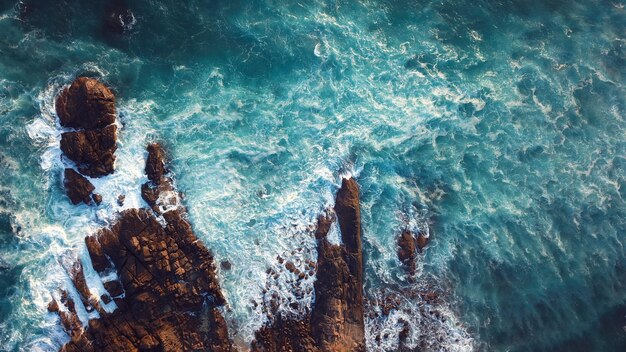 Las olas rompiendo contra las rocas