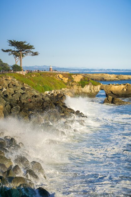 Olas rompiendo en la costa rocosa de la costa del Pacífico Museo de surf de Santa Cruz en el fondo de California