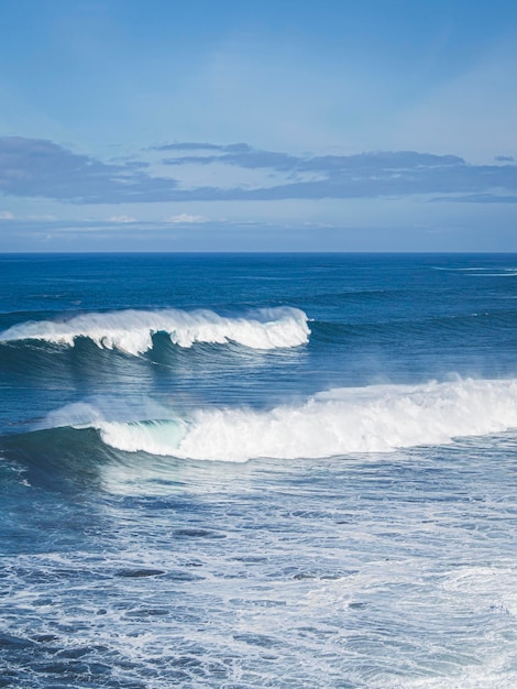 Olas rompiendo na costa de Bajamar Tenerife