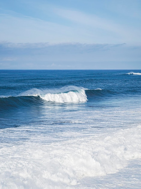 Olas rompiendo na costa de bajamar tenerife