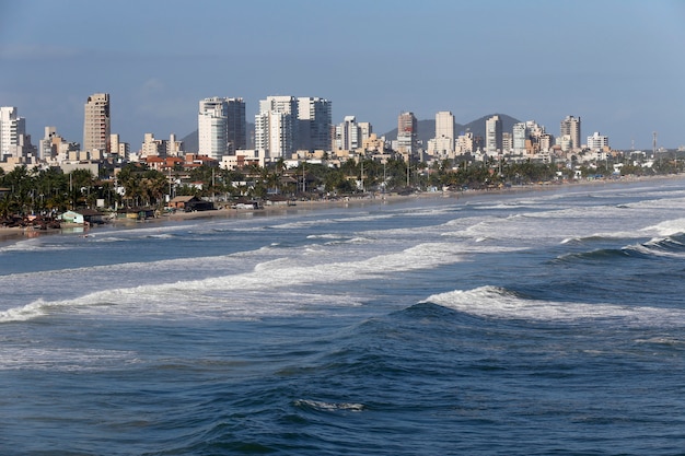 Olas rompiendo en la playa de Guaruja, Sao Paulo, Brasil.