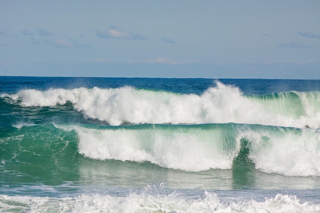 Olas rompiendo en la playa de leblon en río de janeiro