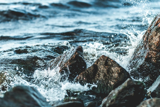 Foto olas rompiendo en rocas en el agua