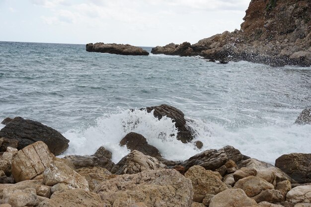 Olas rompiendo en las rocas en la playa.