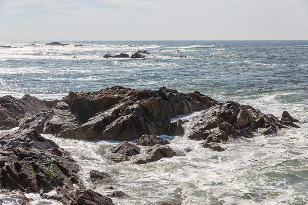 Olas rompiendo sobre la costa portuguesa