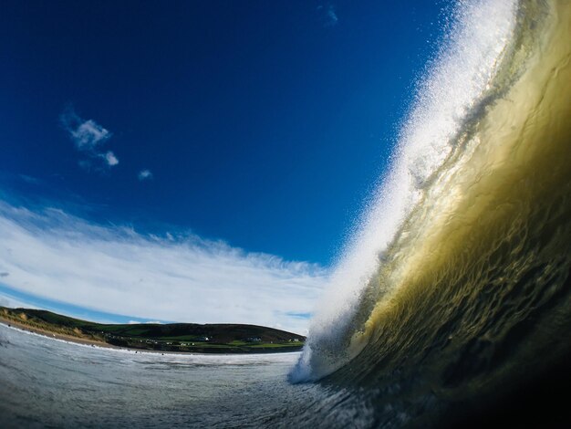 Foto las olas salpicando en el mar contra el cielo