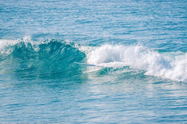 Foto las olas salpicando en el mar