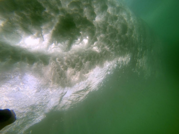 Foto las olas salpicando en el mar