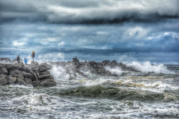 Las olas salpicando en el mar