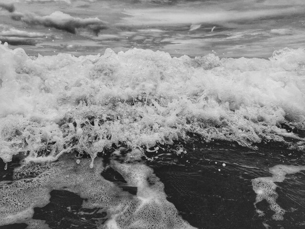 Foto las olas salpicando en la playa