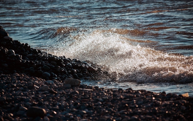 Foto las olas salpicando las rocas en la orilla