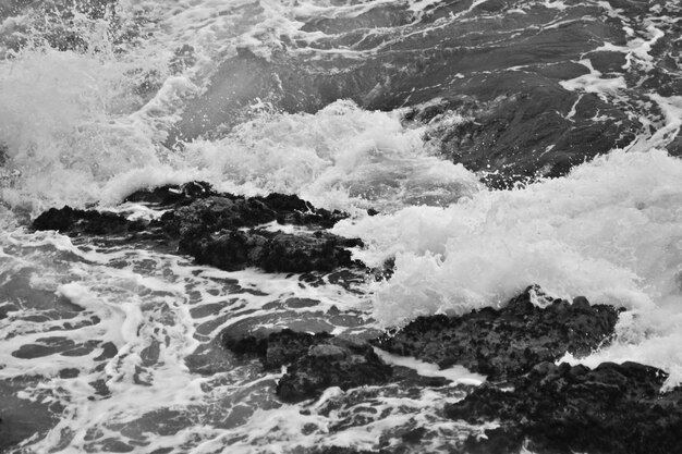 Foto las olas salpicando las rocas