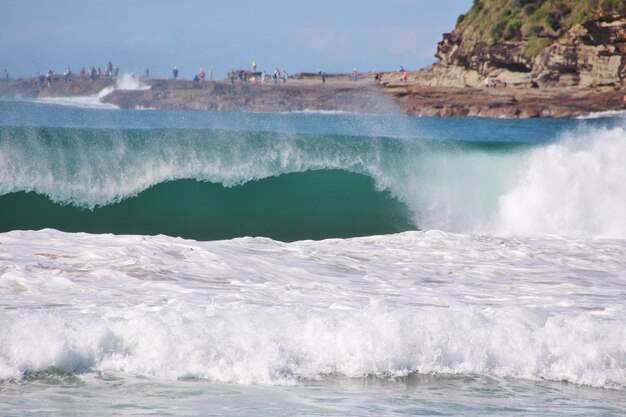 Las olas salpicando las rocas