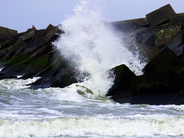 Foto las olas salpicando las rocas