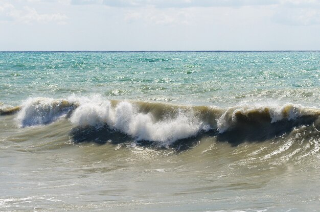 Foto olas de tormenta en un día soleado. clima tormentoso.