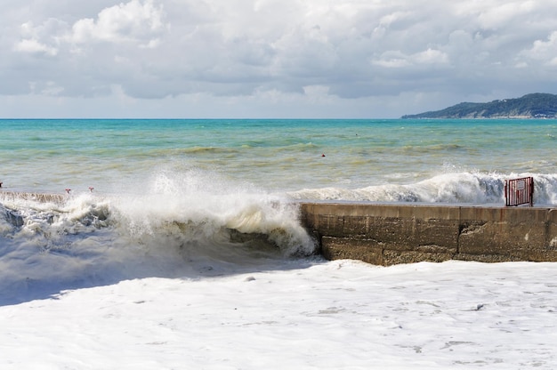 Las olas de tormenta ruedan en el rompeolas