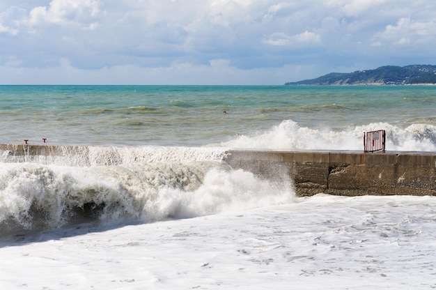 Las olas de tormenta ruedan en el rompeolas