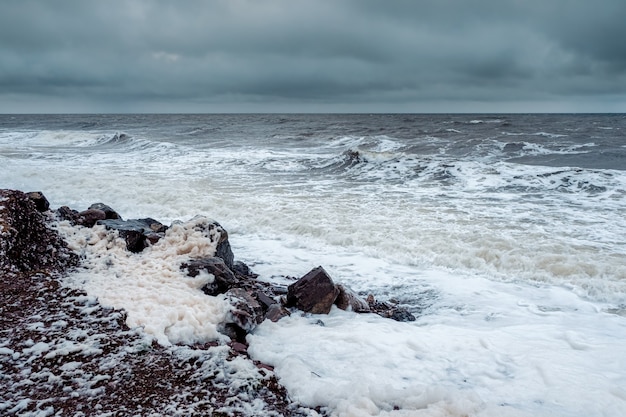 Foto olas tormentosas de invierno en el mar blanco
