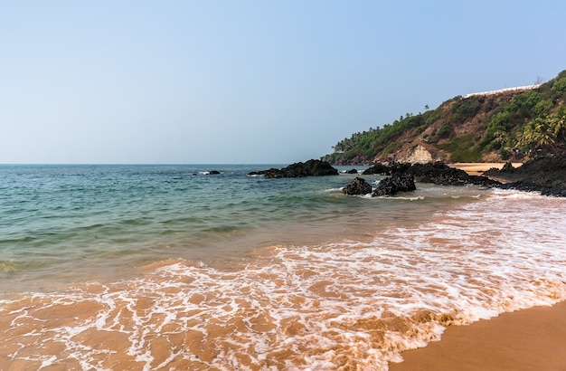 Olas tranquilas en la playa de Vagator Vasco da Gamma. Goa, India.