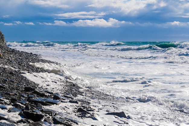 Foto olas turquesas con espuma en el mar negro