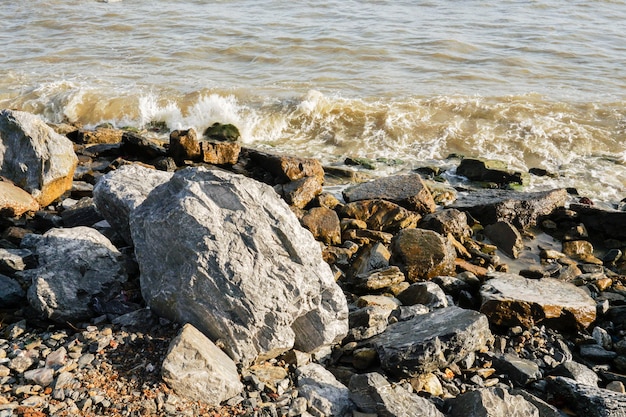 Las olas de viento golpean las rocas junto al mar.