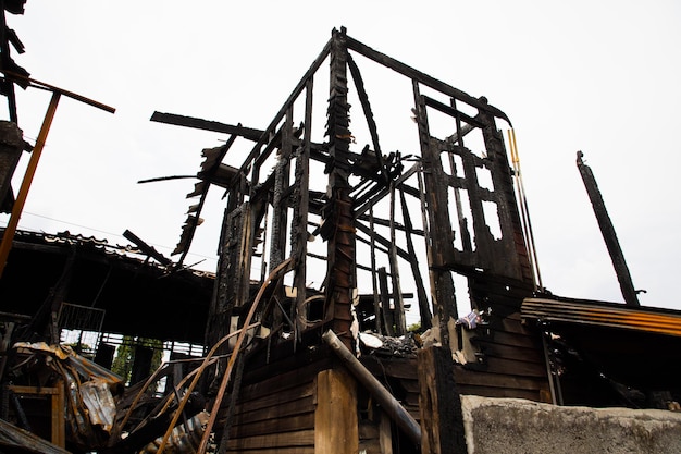 Old Home Burns Down.house após um incêndio