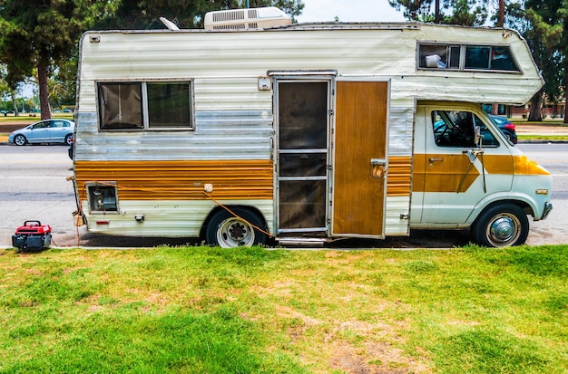 Old Motor Home estacionado en las calles de Los Ángeles.