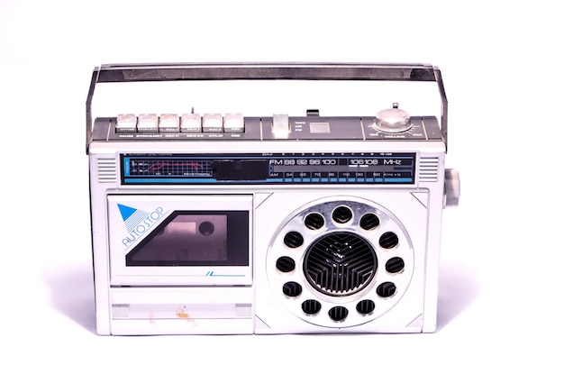Old Retro Vintage 70's Radio sobre un fondo blanco.