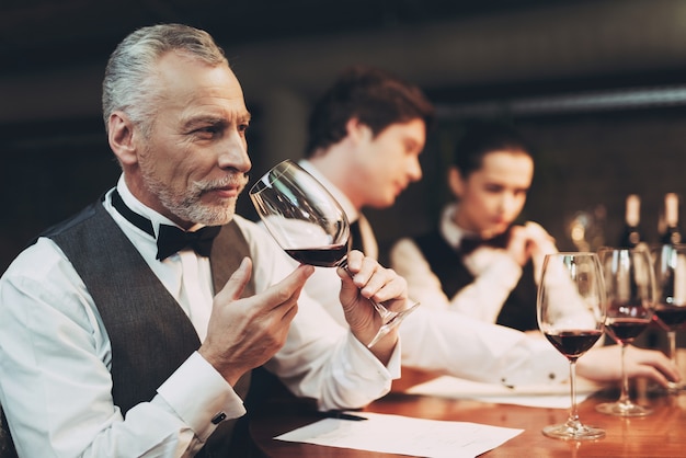 Old Sommeliers está degustando vinho no restaurante