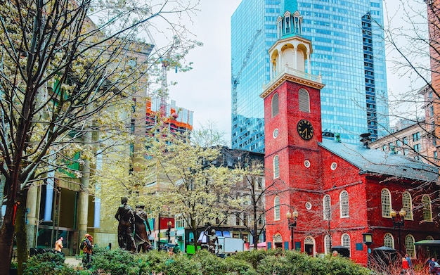 Old South Meeting House en el centro de Boston, MA, Estados Unidos. Gente en el fondo. America. Camino de la libertad.