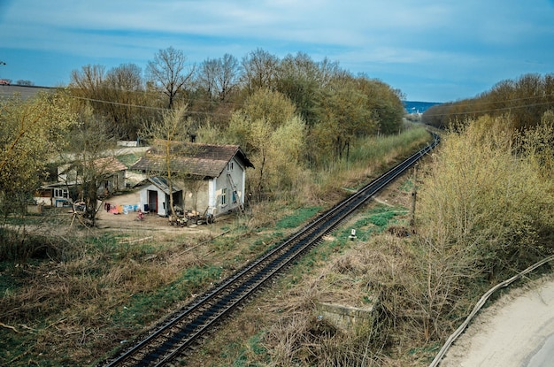 Old tiró una casa pobre cerca de la vía del tren