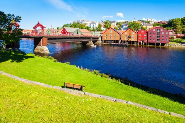 Old Town Bridge oder Gamle Bybro oder Bybroa ist eine Brücke, die den Fluss Nidelva in Trondheim, Norwegen, überquert