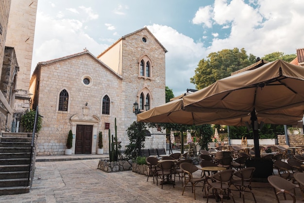 Old Town Budva Montenegro La primera mención de esta ciudad hace más de 26 siglos Vemos casas antiguas una calle muy estrecha cafés tiendas