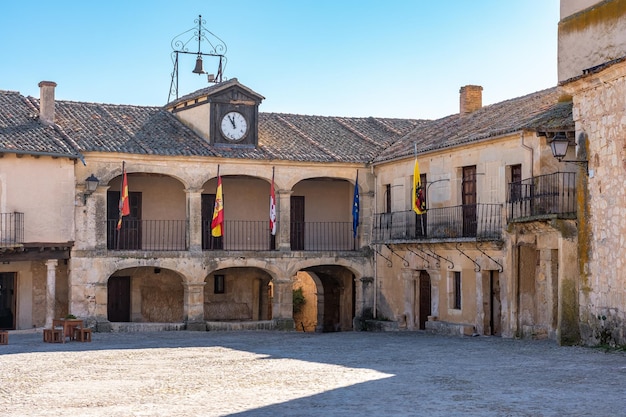 Old Town Hall da cidade medieval de Pedraza com suas varandas com arcos de pedra Segovia Espanha