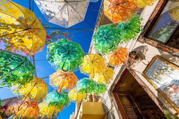 Old Town Street decorada con coloridas sombrillas de diferentes colores en un día soleado de verano