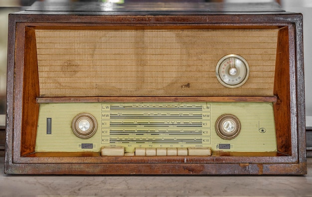 Old VintageAntique radio de madera sobre una mesa