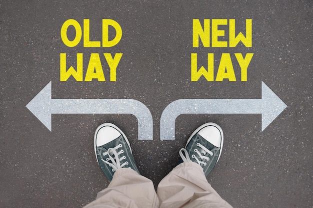 Old Way New Way Concept Beine mit Turnschuhen