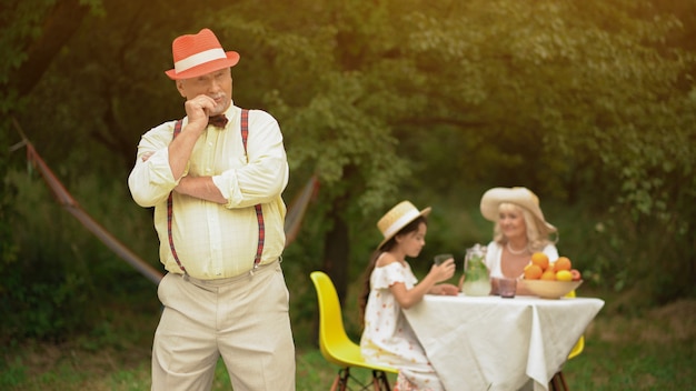 Oldman im Park posiert