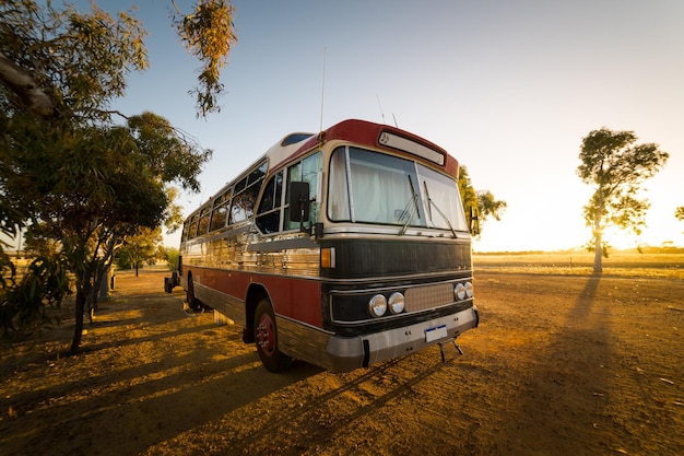 Oldtimer-Bus auf einer Hyden-Farm Western AustraliaxAwith Sonnenaufgang am Morgen