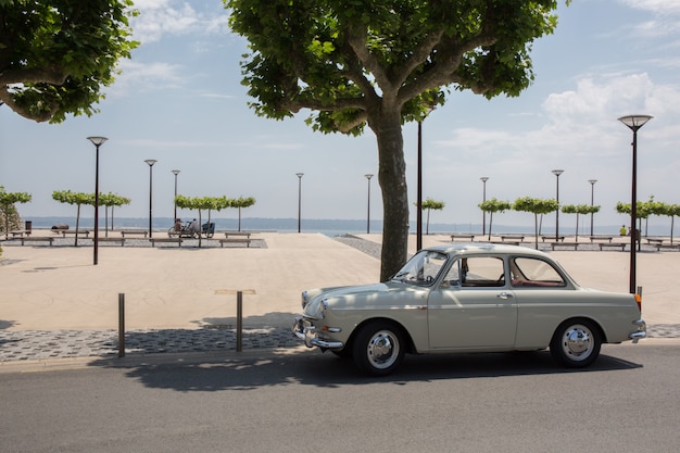 Oldtimer coche vintage en la playa.