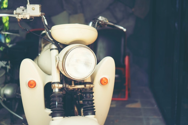 Oldtimer-Motorrad - Dekorationen im Café (Café). Retro-Farbeffekte