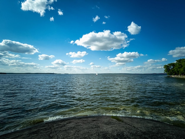 El oleaje de las olas de un gran lago Paisaje diurno